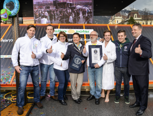 Umweltminister Andrä Rupprechter gratuliert dem SIKO SOLAR Team zum Eintrag ins Guinness Buch der Rekorde. (Foto: SIKO SOLAR)